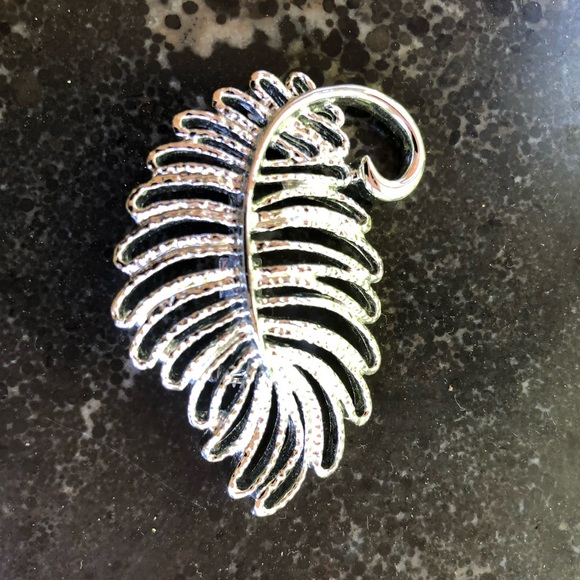 Vintage Gerry’s silver-tone fern/leaf brooch from late 50’s/early 60’s - Picture 2 of 9